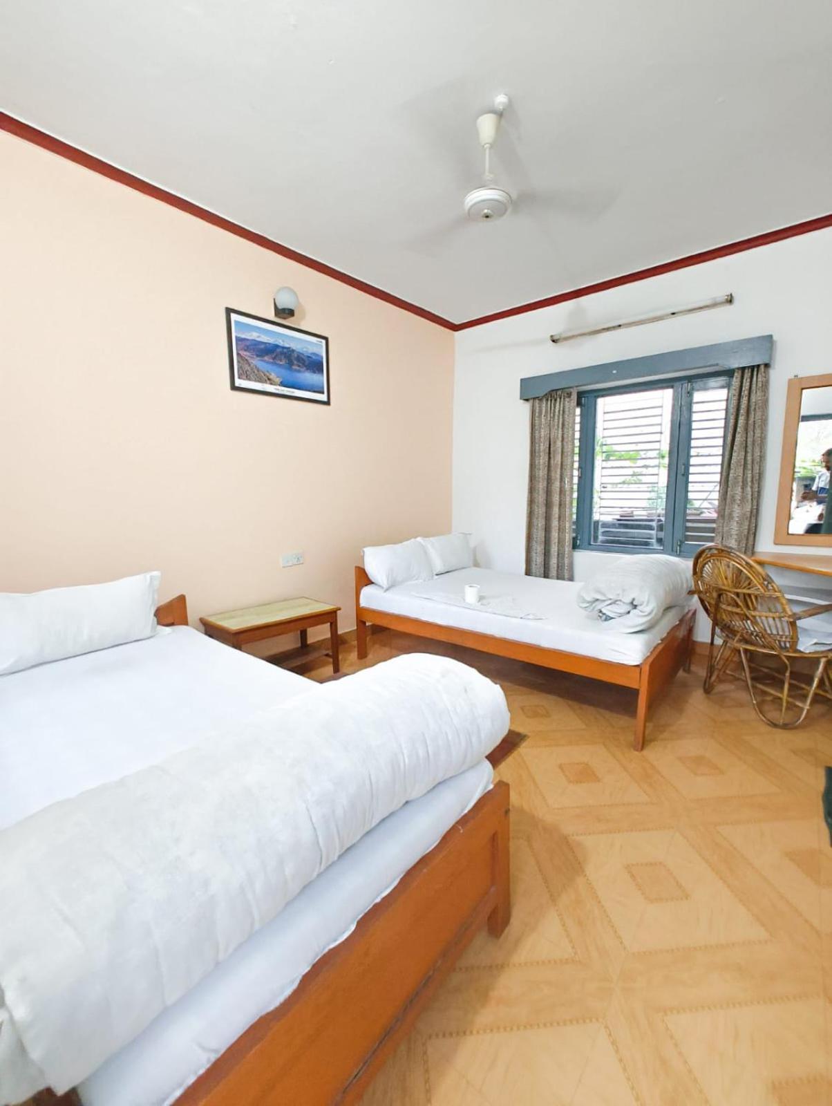 Hotel Mountain View - Lakeside Pokhara Buitenkant foto