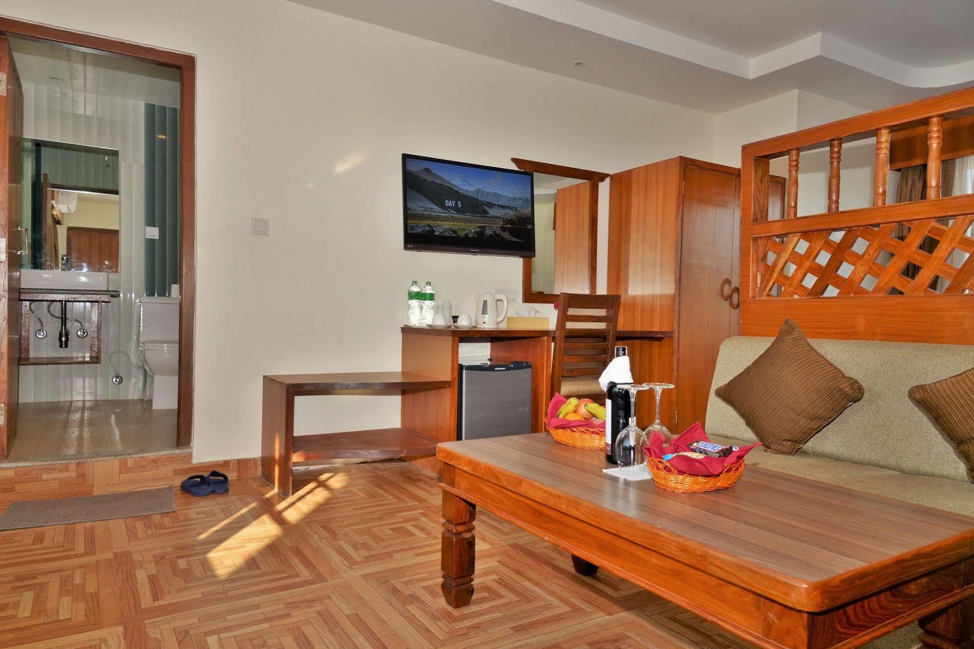 Hotel Mountain View - Lakeside Pokhara Buitenkant foto