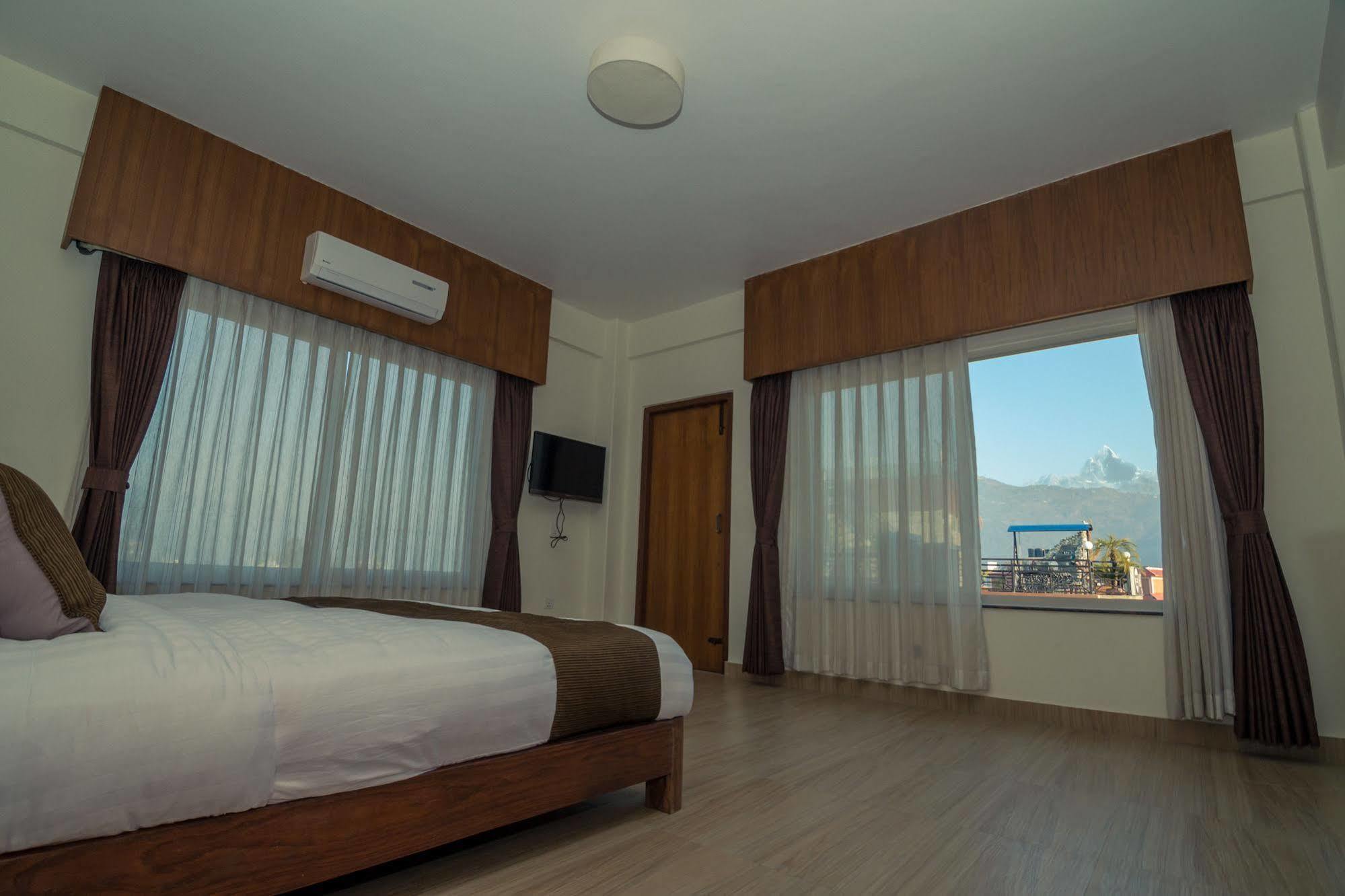 Hotel Mountain View - Lakeside Pokhara Buitenkant foto